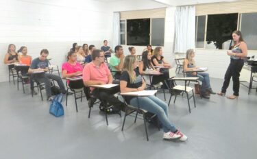Coordenadora de Ciências Biológicas do UNIFOR-MG se reúne com calouros em aula inaugural