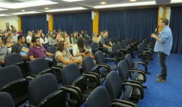 Alunos dos cursos de pós-graduação do UNIFOR-MG participam de aula inaugural