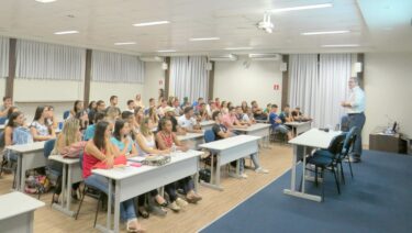 Calouros de Administração e Marketing participam de aula magna com o gerente da CRH Brasil