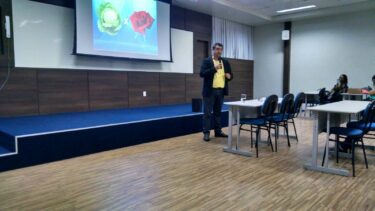 Aula magna do curso de Biblioteconomia do UNIFOR-MG tem palestra motivacional