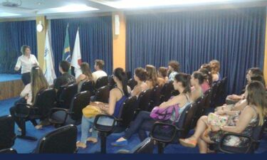 Aula magna do curso de Fisioterapia do UNIFOR-MG conta com palestra para os calouros