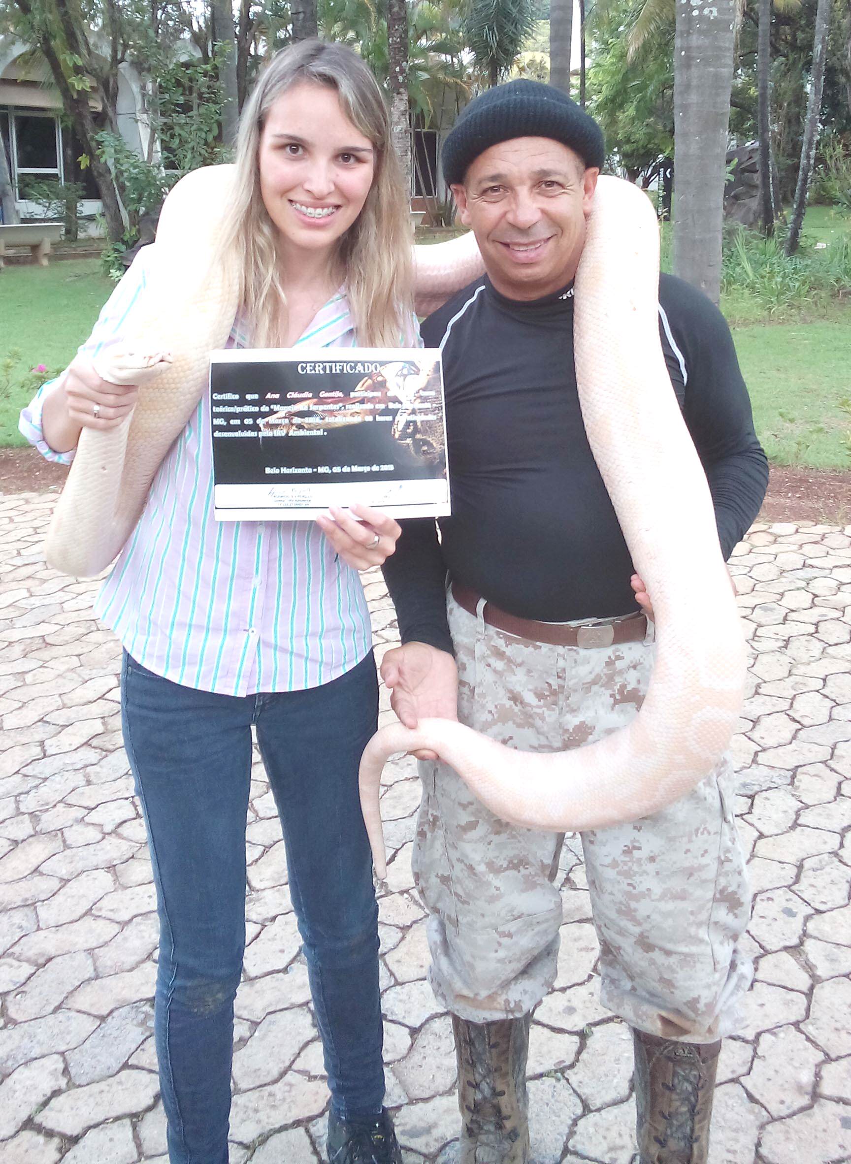 Aluna de Ciências Biológicas do UNIFOR-MG participa de curso de manejo de serpentes