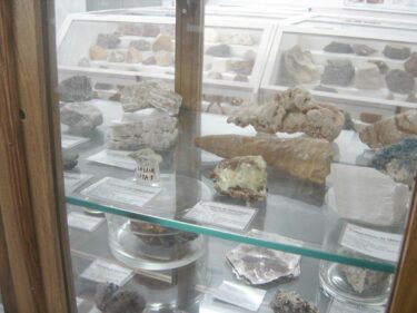 Laboratório de Mineralogia do UNIFOR-MG está aberto a visitações