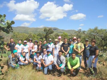 ALUNOS DO CURSO DE CIÊNCIAS BIOLÓGICAS DO UNIFOR-MG PARTICIPAM DE AULA DE CAMPO TRANSDISCIPLINAR