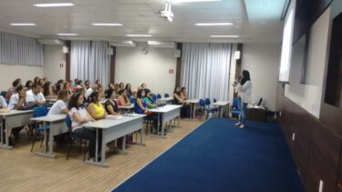 Alunos dos cursos de Ciências Biológicas e de Pedagogia discutem prática pedagógica