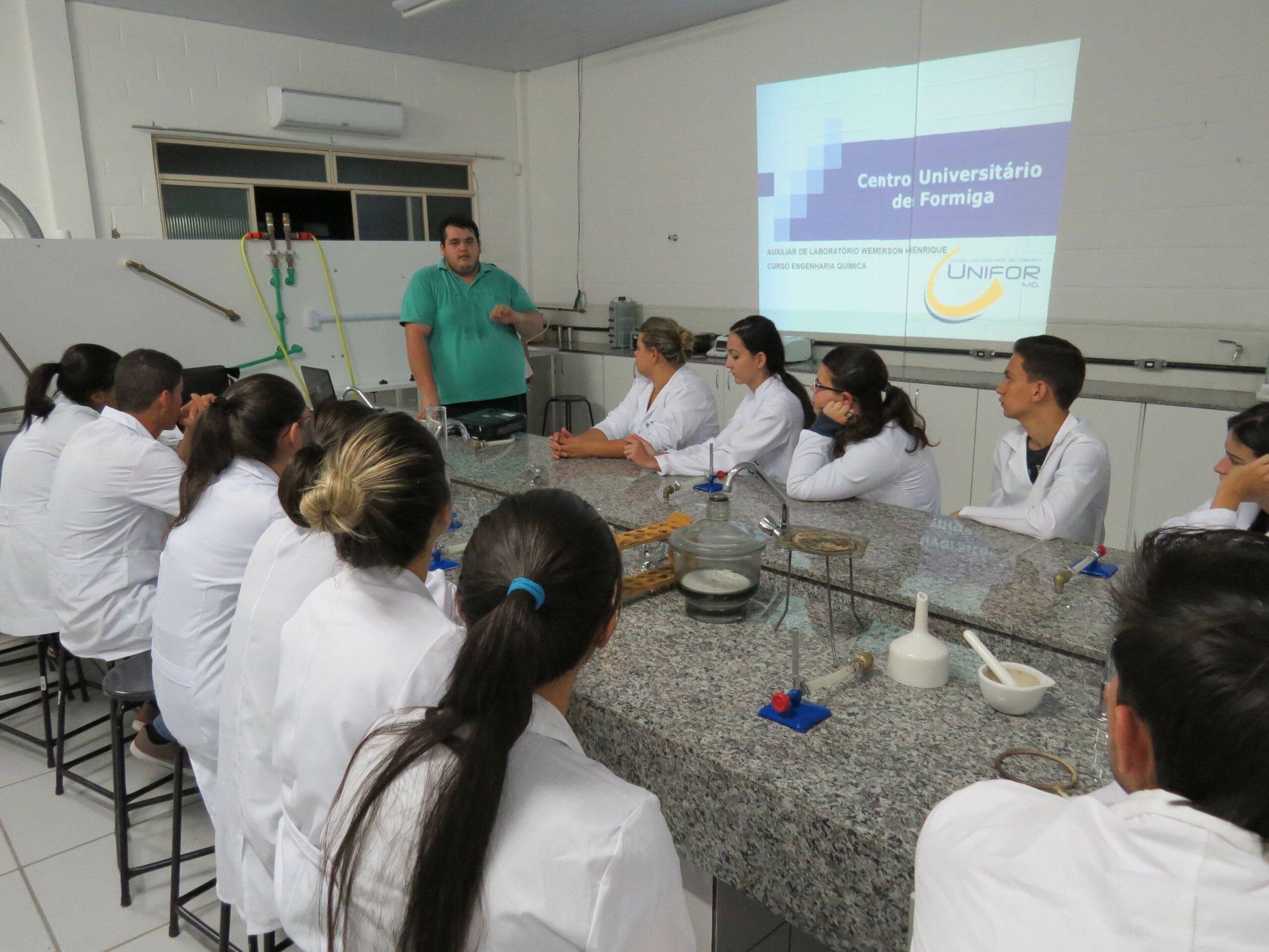 Alunos do UNIFOR-MG participam do minicurso Rotina dos Laboratórios em Engenharia Química