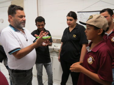 Laboratório de Mineralogia do UNIFOR-MG recebe visita de alunos de curso técnico