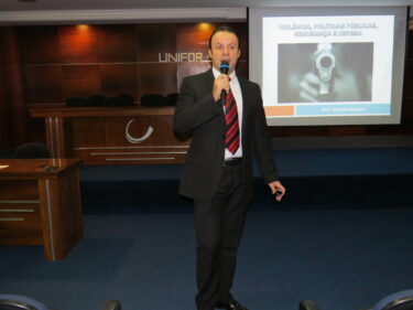 Professor Ricardo Bessas ministra palestra sobre Violência e Políticas Públicas