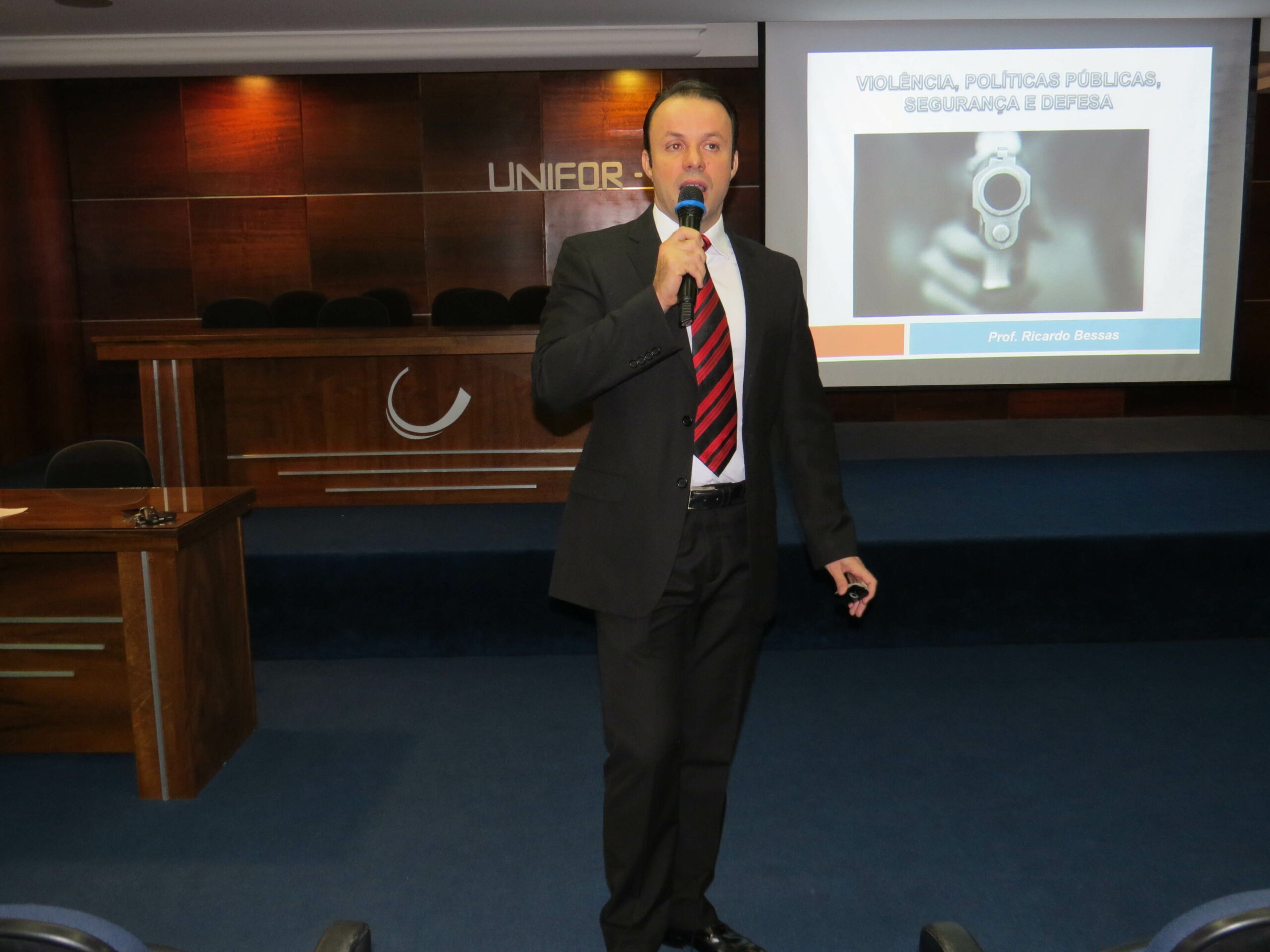 Professor Ricardo Bessas ministra palestra sobre Violência e Políticas Públicas