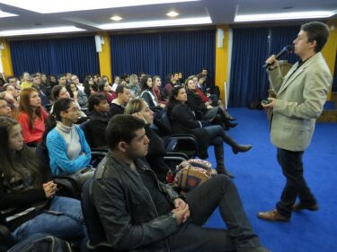 UNIFOR-MG lança primeiro número da Revista Conexão Ciência de 2016