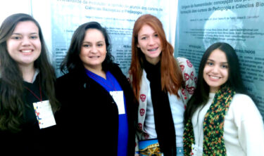 Alunas do UNIFOR-MG participam de congresso no Uruguai