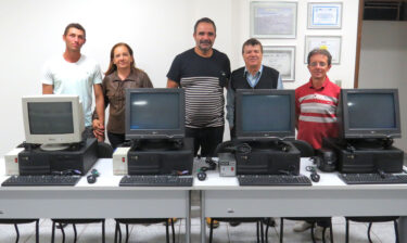 UNIFOR-MG doa computadores para a entidade Obras Sociais do Bairro Nossa Senhora Aparecida