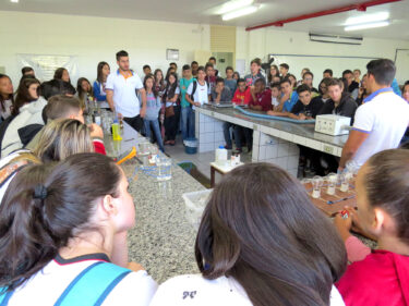 Alunos de escola estadual visitam laboratórios do UNIFOR-MG