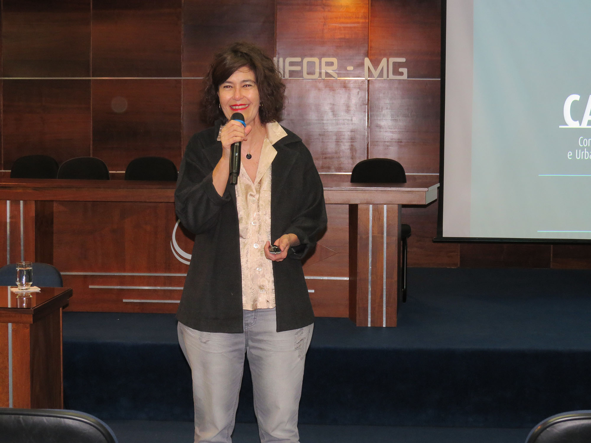 Integrante do Conselho de Arquitetura e Urbanismo ministra palestra sobre Ética Profissional no UNIFOR-MG
