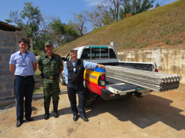 FUOM doa telhas para o 3° Pelotão de Meio Ambiente