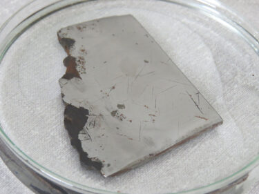 Laboratório de Mineralogia recebe amostra do meteorito Santo Antônio do Descoberto