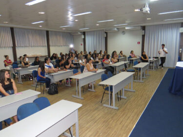 Curso de Pedagogia do UNIFOR-MG promove palestra sobre os cuidados com a voz