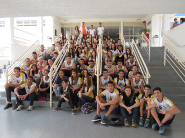 Alunos da Escola Estadual Rodolfo Almeida visitam os laboratórios do UNIFOR-MG
