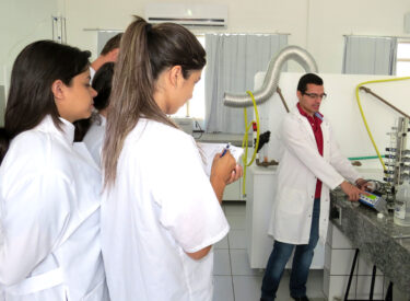 Alunos participam de minicurso sobre Experimentação de Mecânica dos Fluídos para Engenheiros