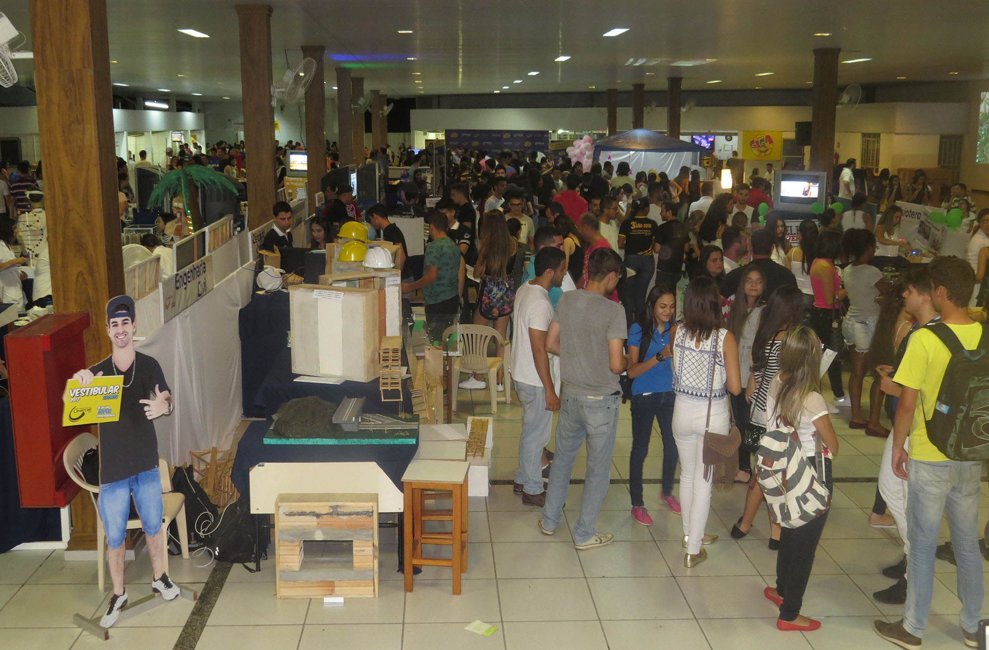 Cerca de 6.200 alunos de escolas da região visitam a Mostra de Profissões 2016