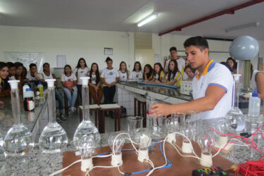 Alunos da Escola Estadual Rodolfo Almeida visitam o UNIFOR-MG