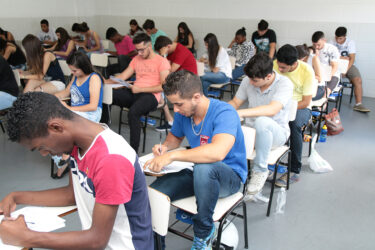 Milhares de candidatos participam do Vestibular do UNIFOR-MG