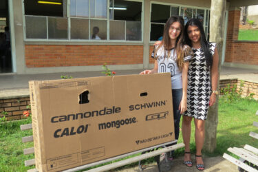 Alunas sorteadas no UNIFOR na Praça recebem premiação