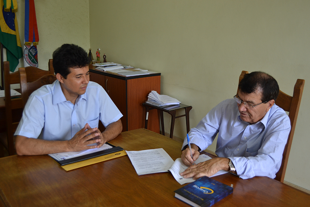 Prefeitura assina convênio com UNIFOR-MG para receber estagiários