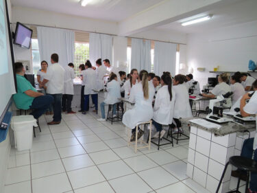 Candidatos a estágio nos laboratórios do UNIFOR-MG participam de curso de capacitação