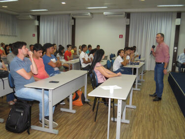Calouros de Administração e Marketing participam de Aula Magna com o Gerente de Recursos Humanos do Grupo ABC