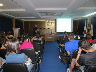 Palestra aborda os procedimentos sobre submissão de projetos para análise ética