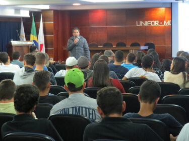Palestra “Engenharia e Vida Profissional: atribuições e responsabilidades” é realizada no UNIFOR-MG