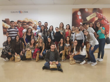 Alunos do UNIFOR-MG visitam fábrica de chocolates Kopenhagen