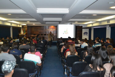 Alunos do UNIFOR-MG participam de palestra do Circuito Mineiro de Administração
