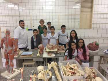 Alunos do Ensino Fundamental visitam laboratórios do UNIFOR-MG