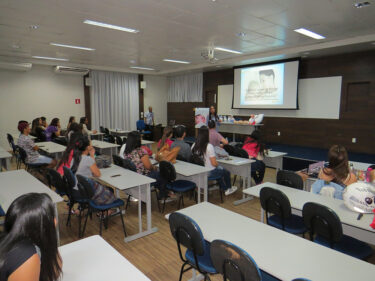 UNIFOR-MG promove minicurso sobre aleitamento materno