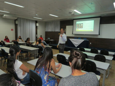 Palestra “Vale a pena ser educador?” é promovida no Centro Universitário