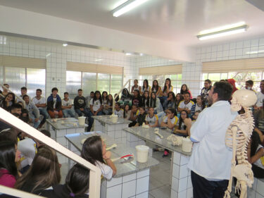 Cerca de 240 alunos de escola estadual visitam laboratórios do UNIFOR-MG