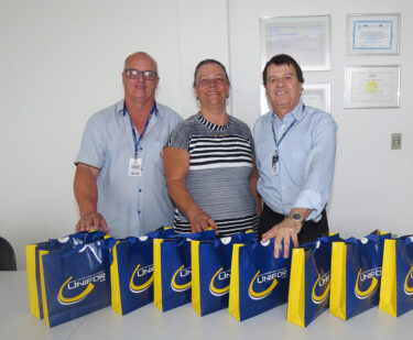 FUOM doa prêmios para concurso de incentivo à leitura