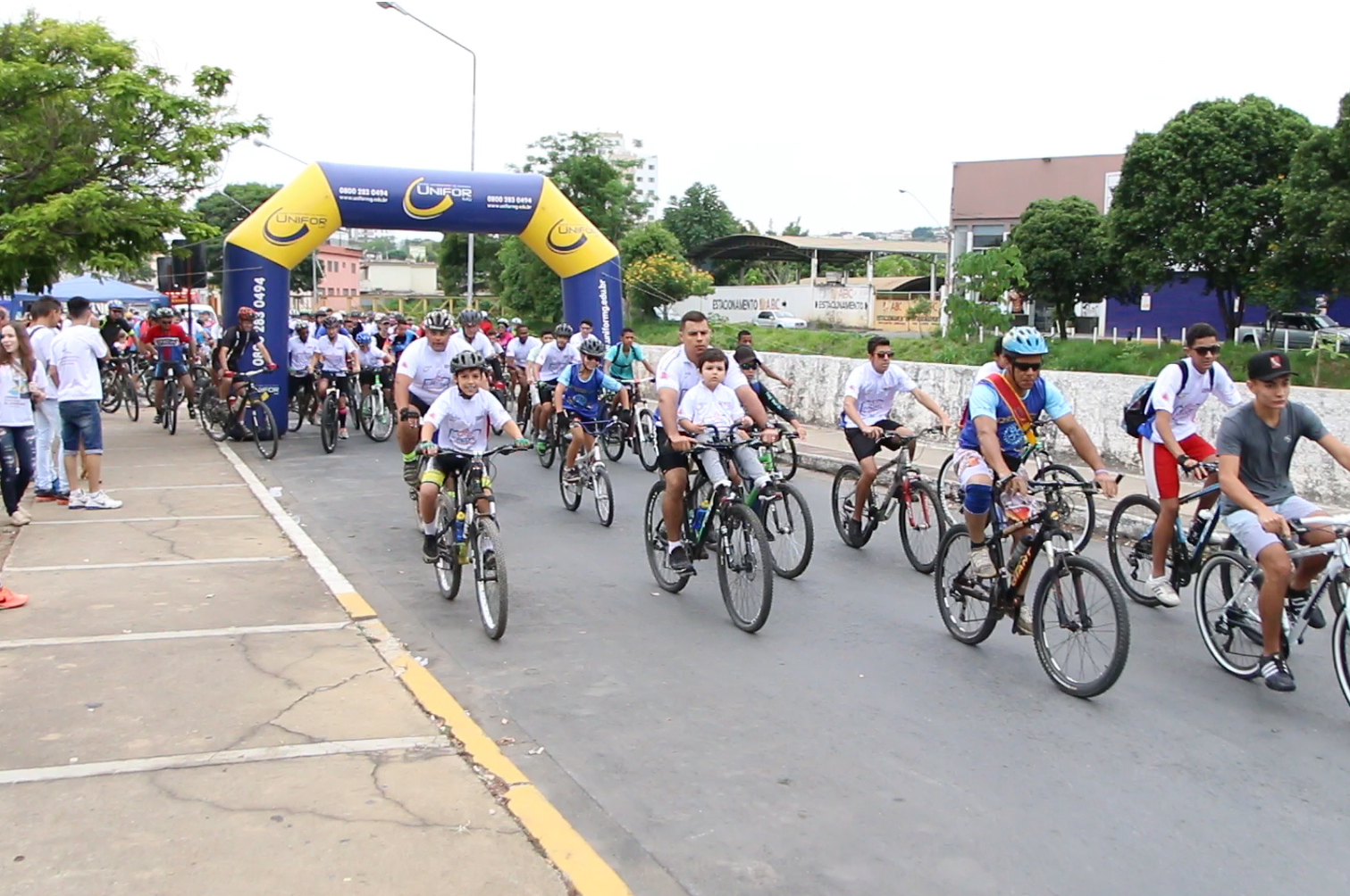 Diversas pessoas participam do 1º Pedal da Segurança