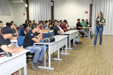 DISCENTES DE ENGENHARIA AMBIENTAL E SANITÁRIA PARTICIPAM DE ENCONTRO COM A COORDENAÇÃO DO CURSO