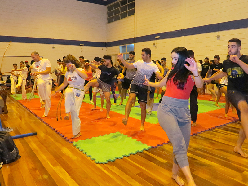 ALUNOS DE EDUCAÇÃO FÍSICA PARTICIPAM DE SEMINÁRIO DE CAPOEIRA