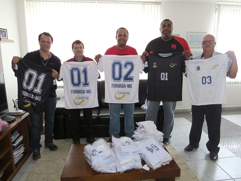 FUNDAÇÃO EDUCACIONAL DE FORMIGA DOA UNIFORMES PARA ATLETAS DO JIMI