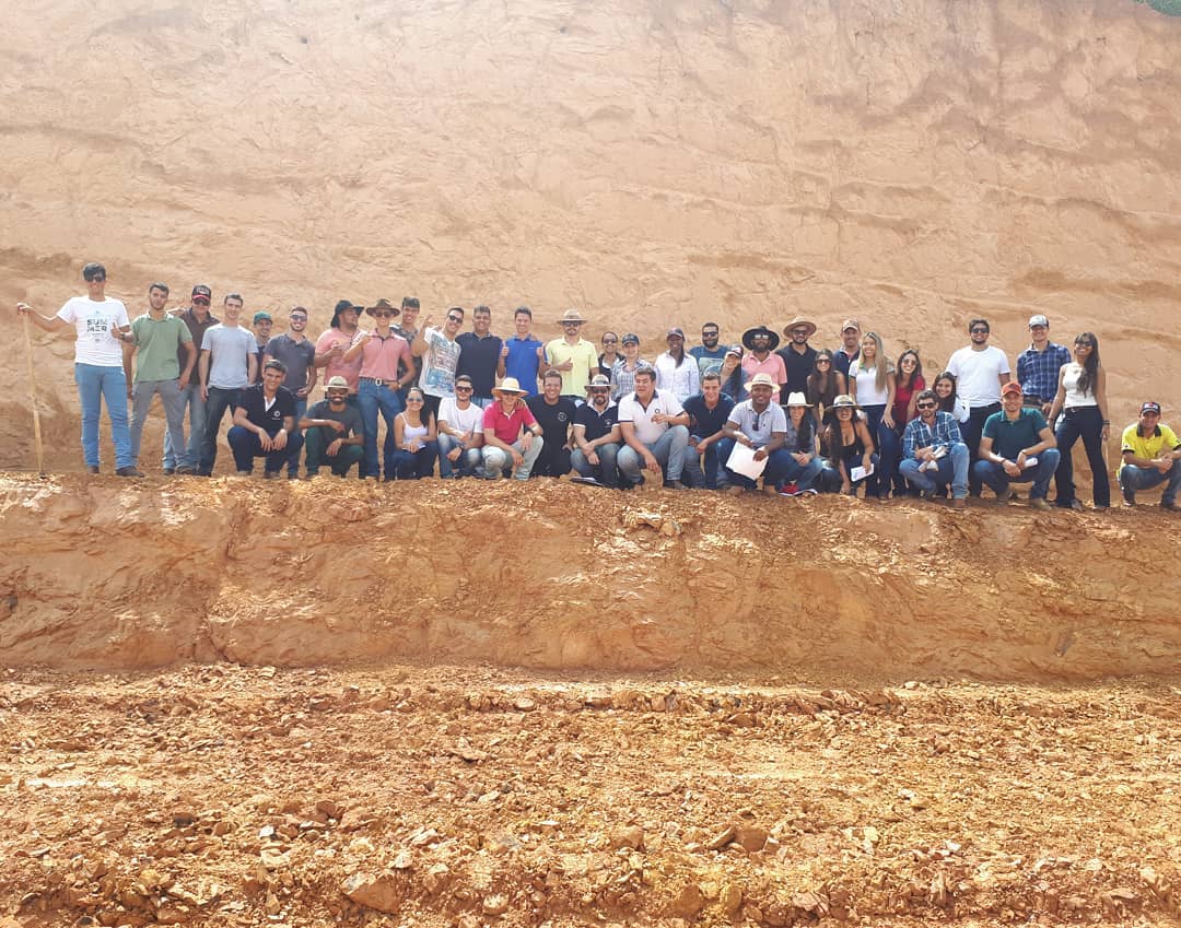 ALUNOS DE ENGENHARIA AGRONÔMICA PARTICIPAM DE DIA DE CAMPO