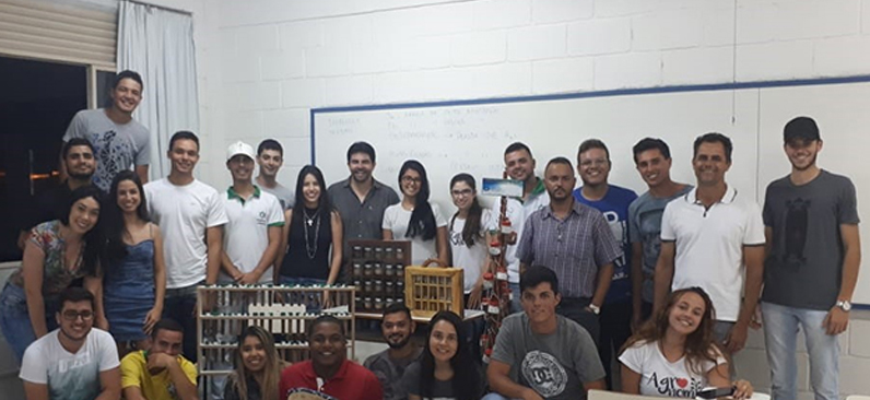 DISCENTES DE ENGENHARIA AGRONÔMICA DOAM COLEÇÕES DE SOLOS PARA ESCOLAS PÚBLICAS