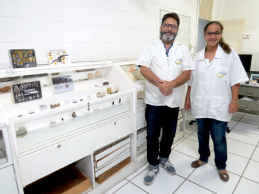 MUSEU DO LABORATÓRIO DE MINERALOGIA RECEBE DOAÇÃO DE FÓSSEIS DE DIVERSOS PAÍSES