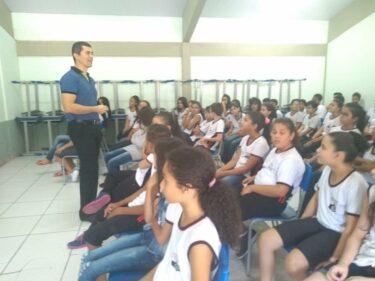 PROFESSOR DO UNIFOR-MG MINISTRA PALESTRAS A ALUNOS DO ENSINO FUNDAMENTAL