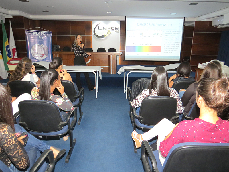 DISCENTES PARTICIPAM DE MINICURSO DE FOTOTERAPIA NA ESTÉTICA