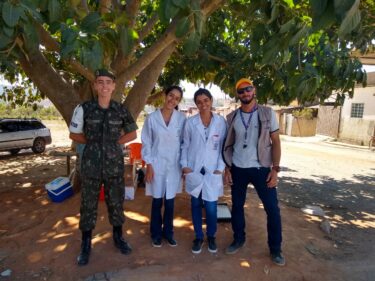 ALUNOS DE MEDICINA VETERINÁRIA AUXILIAM NA CAMPANHA DE VACINAÇÃO ANTIRRÁBICA