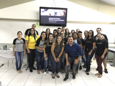 PROFESSOR DO UNIFOR-MG MINISTRA PALESTRA EM ESCOLA ESTADUAL